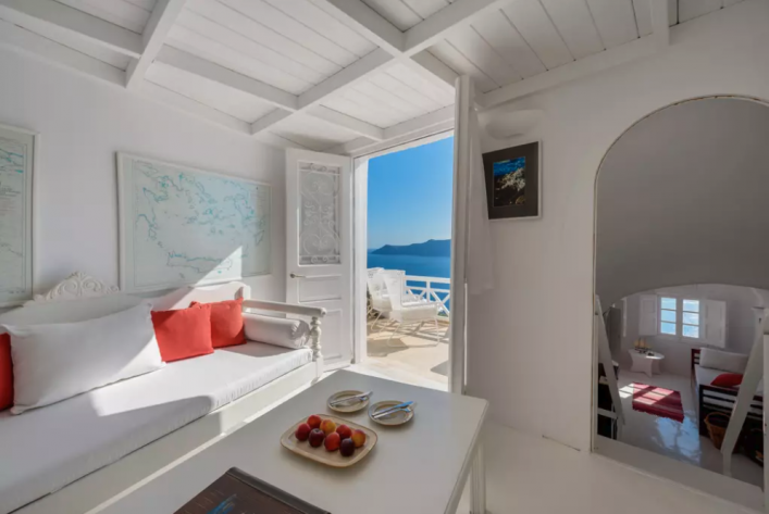 Weißer Wohnraum der Villa erstrahlt im Sonnenlicht.