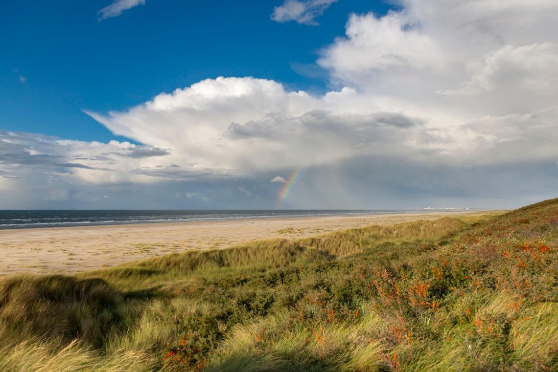 Der Strand von Juist mit Regenbogen