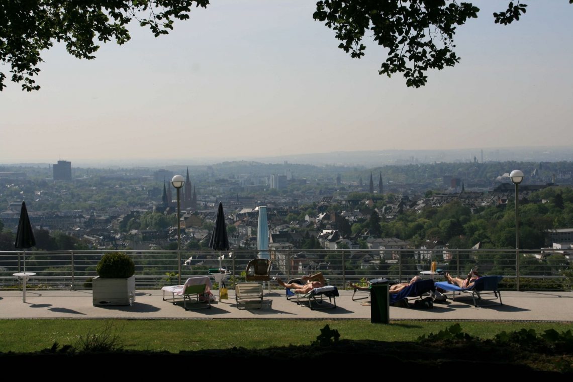 Zu den schönsten Freibädern Deutschlands zählt auch das Opelbad in Wiesbaden