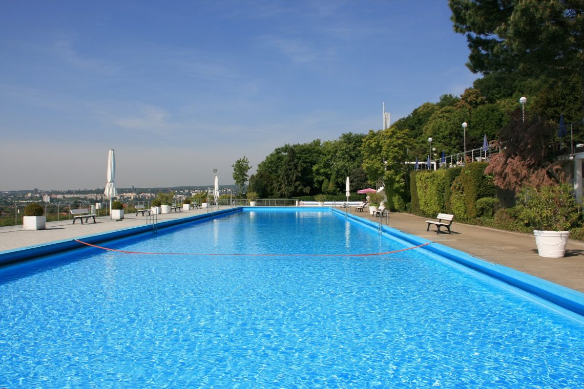 Zu den schönsten Freibädern Deutschlands zählt auch das Opelbad in Wiesbaden