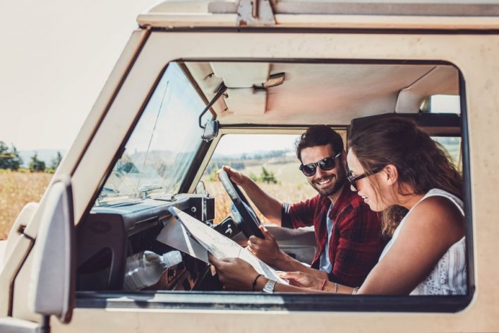 paar-schaut-an-der-karte-im-auto