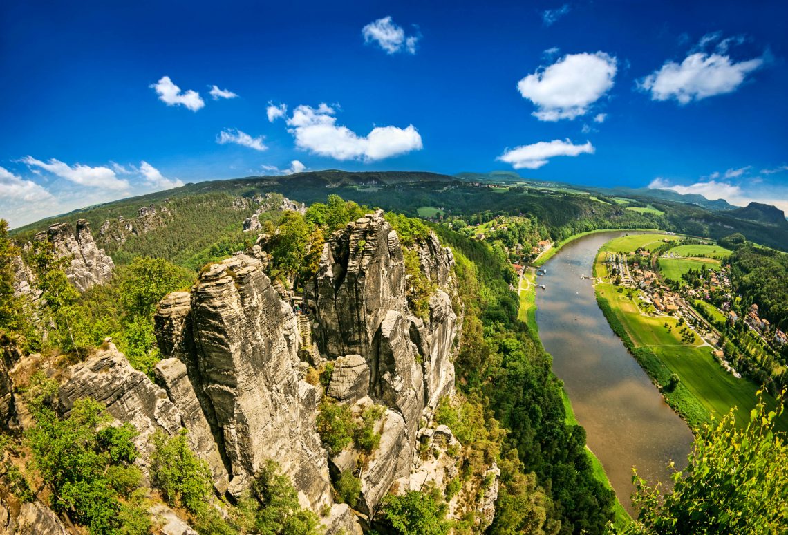 Panoramablick auf die grüne Umgebung der Sächsischen Schweiz