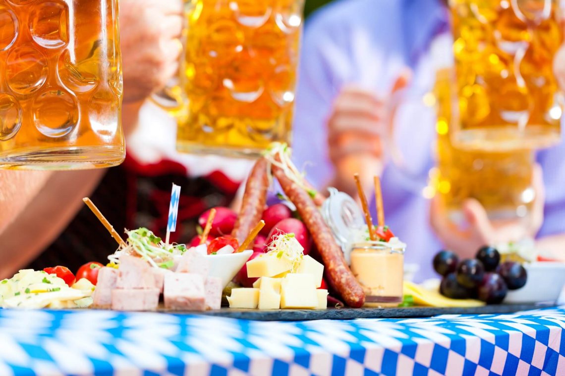 Snacks und Bier im Biergarten