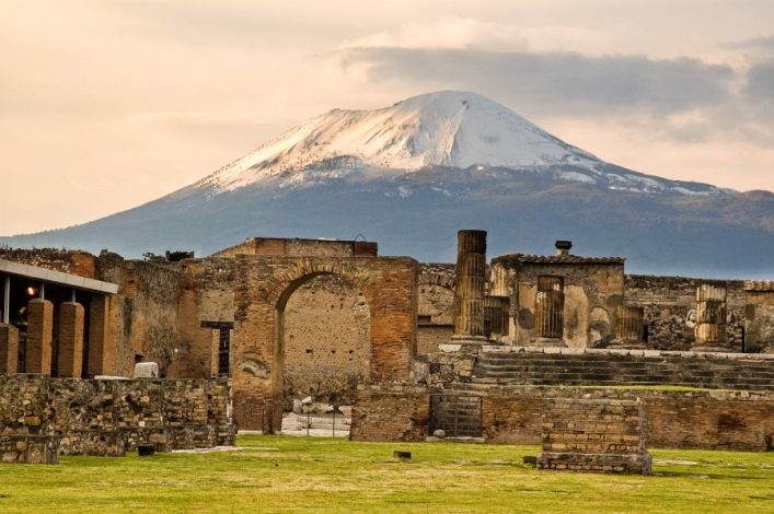 den-vesuv-und-pompeji-istock-183234587_900x600