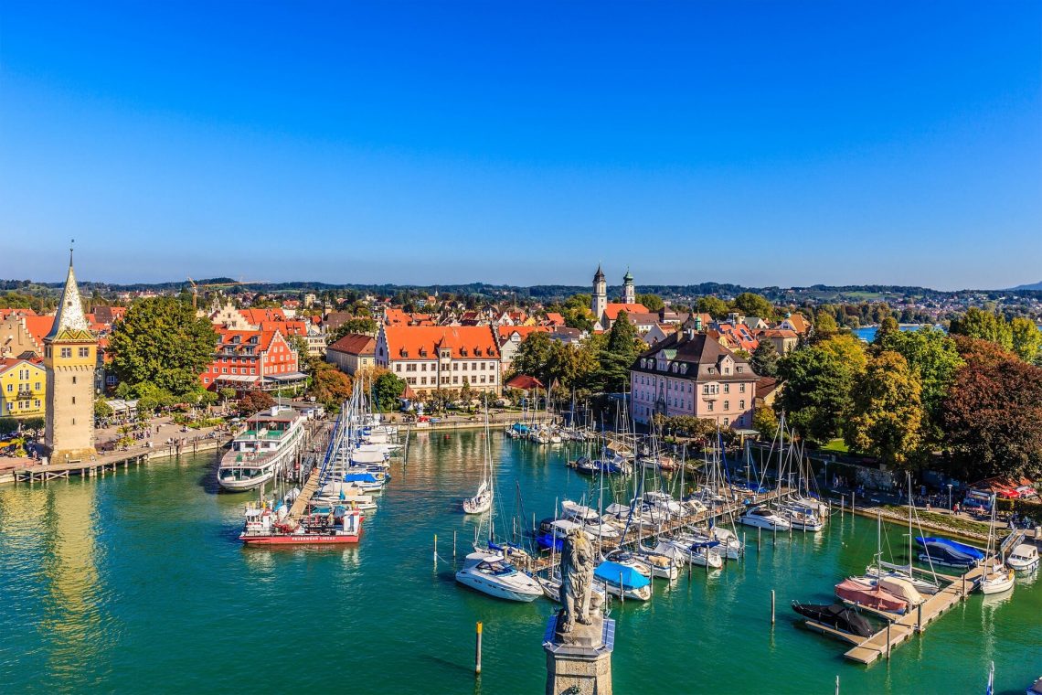 lindau-deutschland-den-hafen-istock-538485412-2