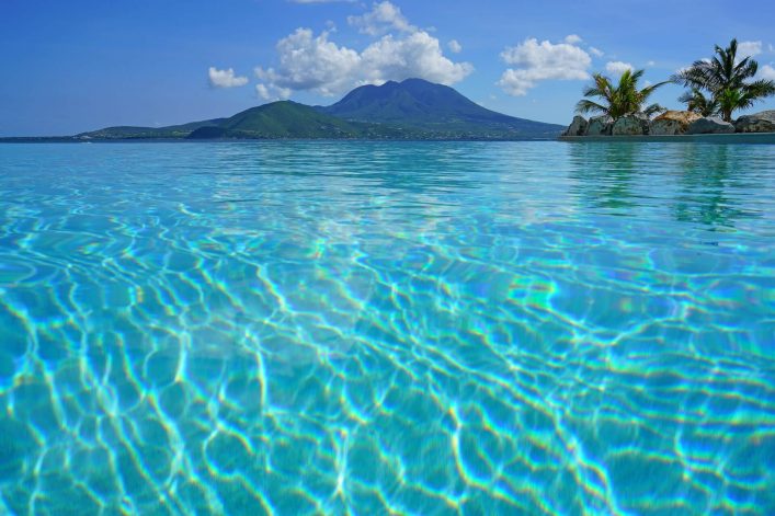 Die Sicht auf die karibische Insel Nevis von der Insel St. Kitts aus ist wundervoll