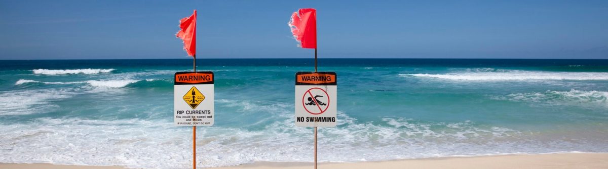 Die rote Flagge am Strand bedeutet striktes Badeverbot.