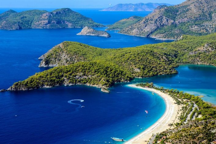 Der Strand Oludeniz in der Türkei aus der Vogelperspektive.