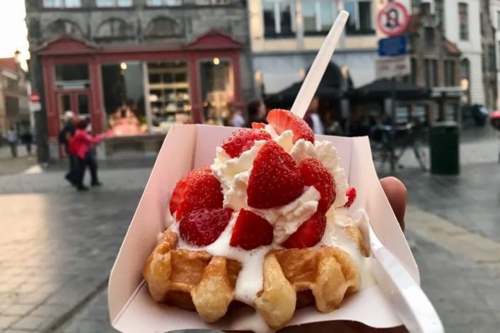 Waffeln mit Erdbeeren in Brügge