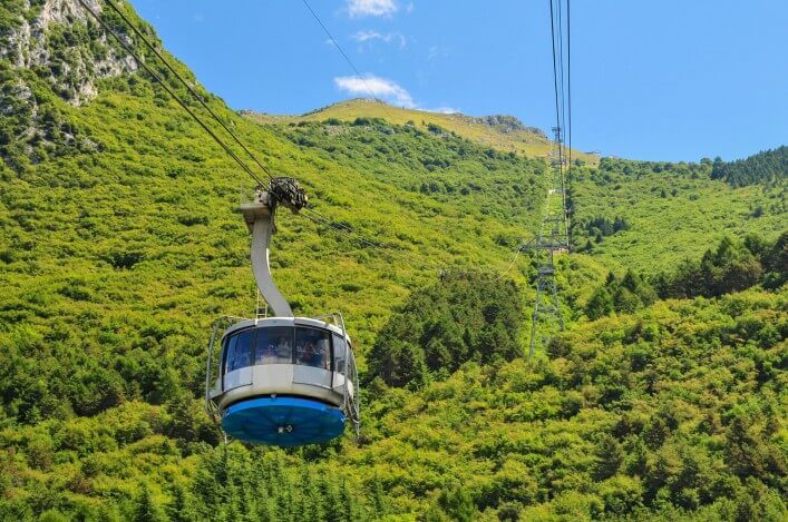 Seilbahn-Gondel am bewaldeten Hang des Monte Baldo.