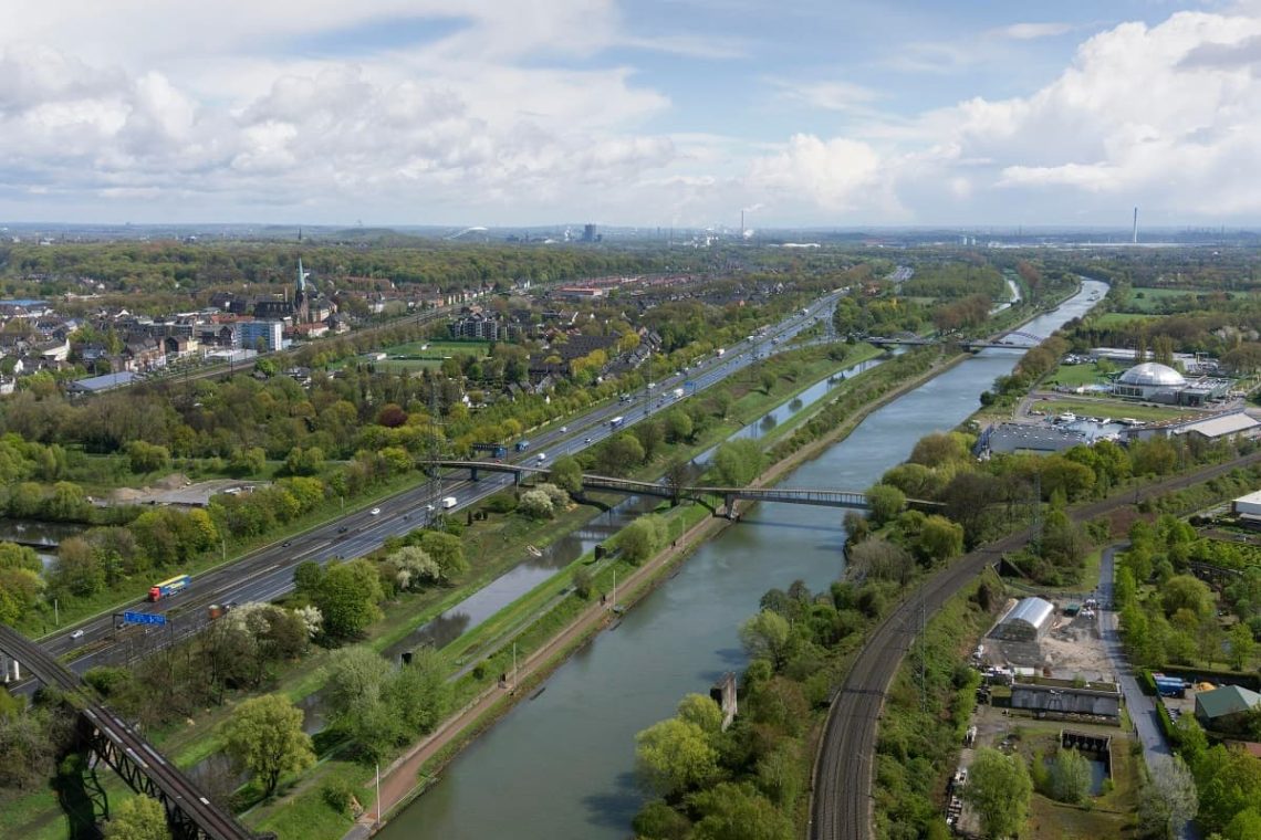 Blick vom Gasometer auf dem Rhein-Herne-Kanal, dem Emscher und der Autobahn A42, Oberhausen, Ruhrgebiet, Nordrhein-Westfalen, Deutschland