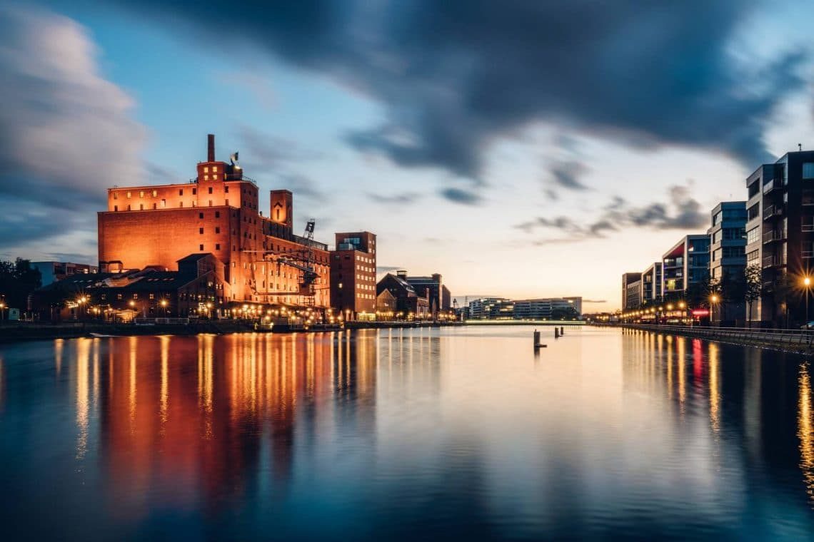Angestrahlte Gebäude des Duisburger Hafen in der Dämmerung