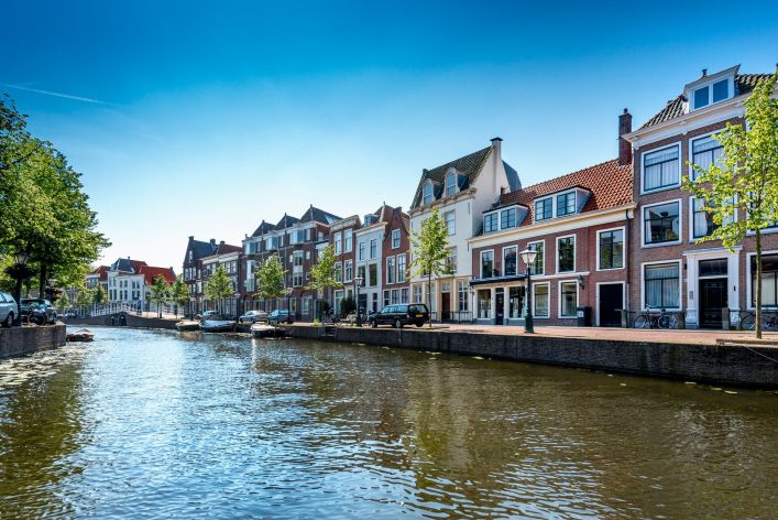 Grachten durchziehen die Studentenstadt Leiden in den Niederlanden, eines der Urlaubsziele in Holland.