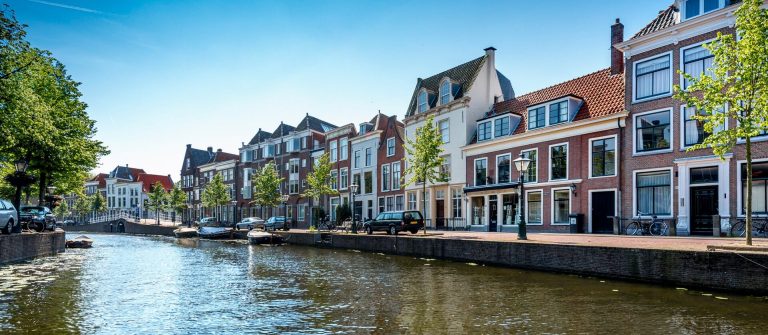 Grachten durchziehen die Studentenstadt Leiden in den Niederlanden, eines der Urlaubsziele in Holland.