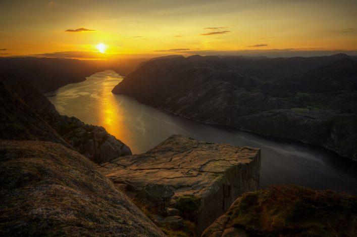 Sonnenaufgang am Preikestolen in Norwegen