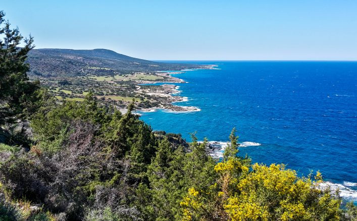 Blick vom Aphrodite Trail auf die Blue Lagoon und die Küste der Akamas Halbinsel auf Zypern
