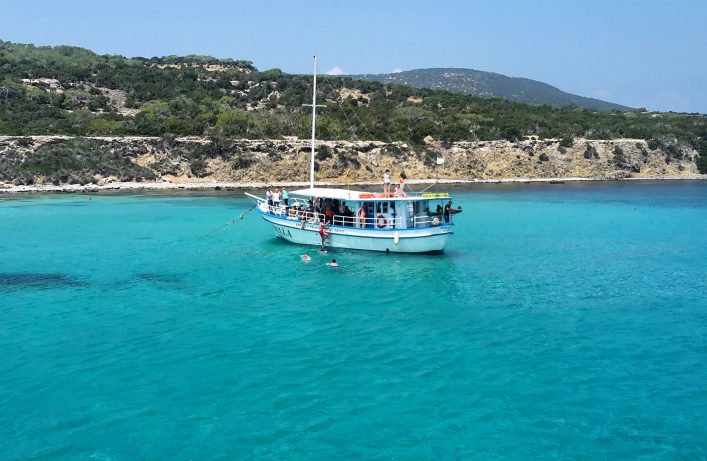 Zur Blue Lagoon lohnt sich eine Bootstour entlang der Akamas Halbinsel auf Zypern.