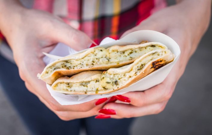 Pitta Brot gefüllt mit Halloumi isst man in Nikosia auf Zypern als Snack.
