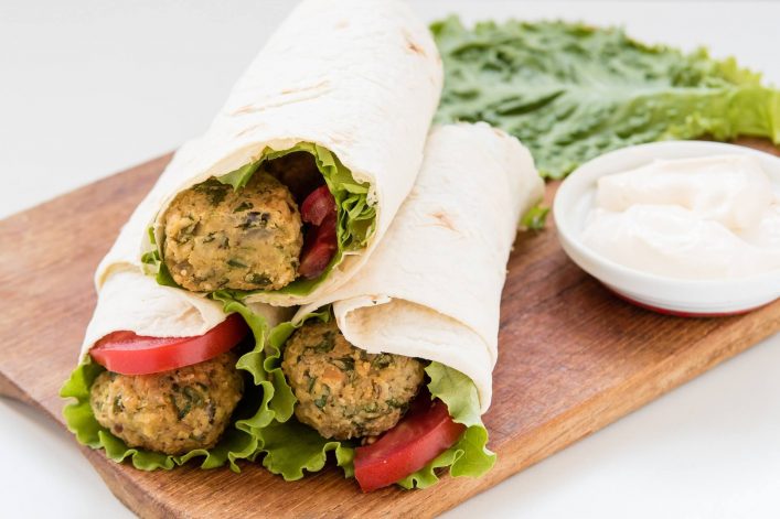 Pitta Brot gefüllt mit Falafel, Gemüse und Salat gibt es beim Imbiss.