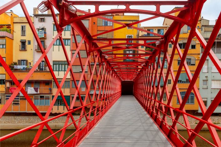 Die rote Eiffel Bridge erinnert stark an den Eiffelturm