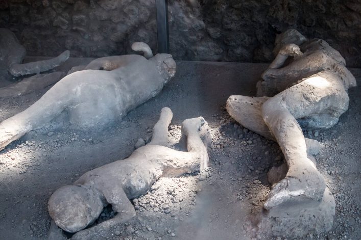 Die versteinerten Opfer vom Vulkanausbruch in Pompeji in Italien.