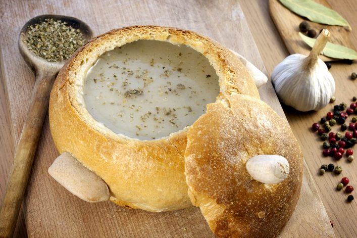 Traditionelle Brotsuppe, polnische Küche.