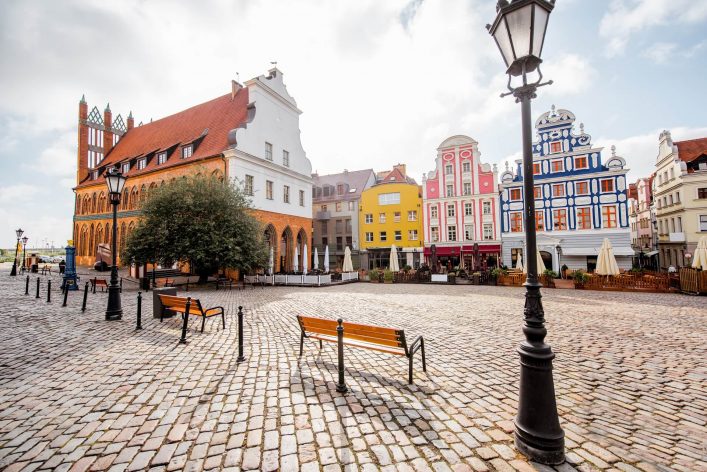 Altes Rathaus und bunte Häuser am alten Markt (Rynek) in Stettin, Polen.