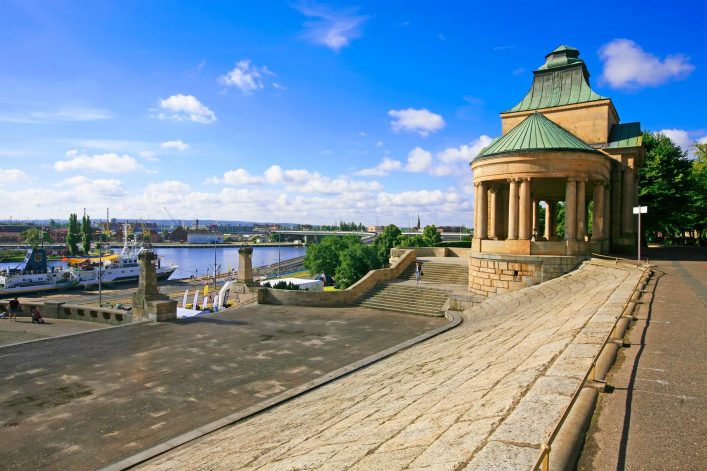 Blick von der Hafenterrasse auf die Oder in Stettin in Polen.