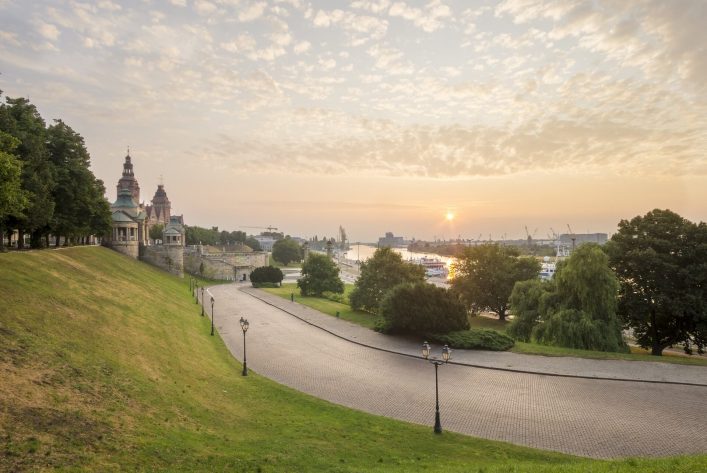 Hakenterrasse mit Blick auf die Oder und den Hafen in Stettin, Polen.