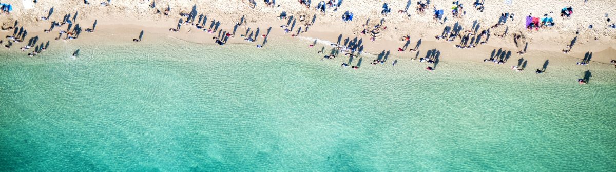 Ein Strand voller Menschen