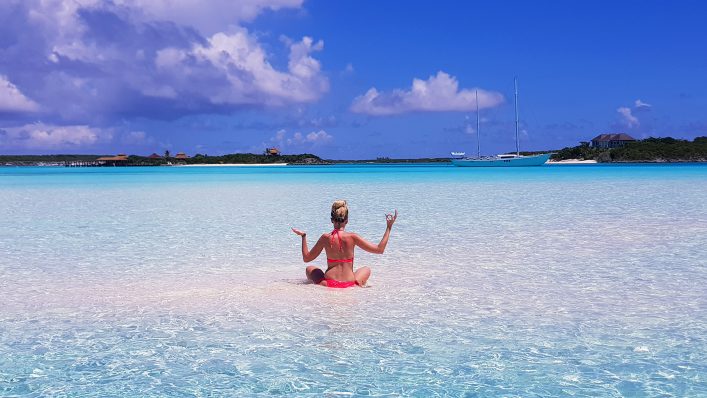 Guru Pose an der Sands Bar auf den Exumas