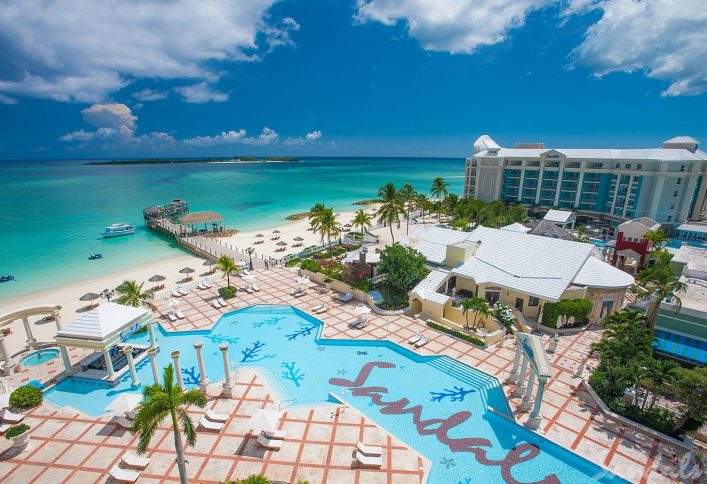 Pool im Sandals Royal Bahamian