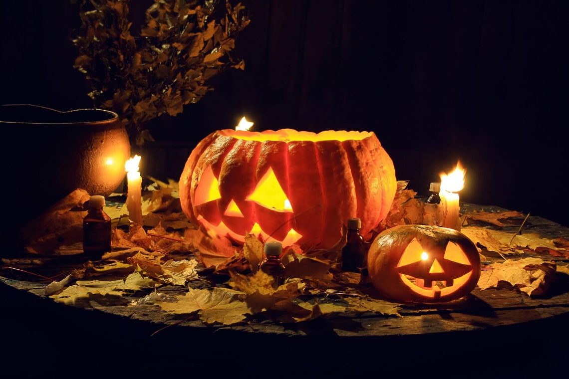 Beleuchtete Kürbisse in Dunkelheit zu Halloween