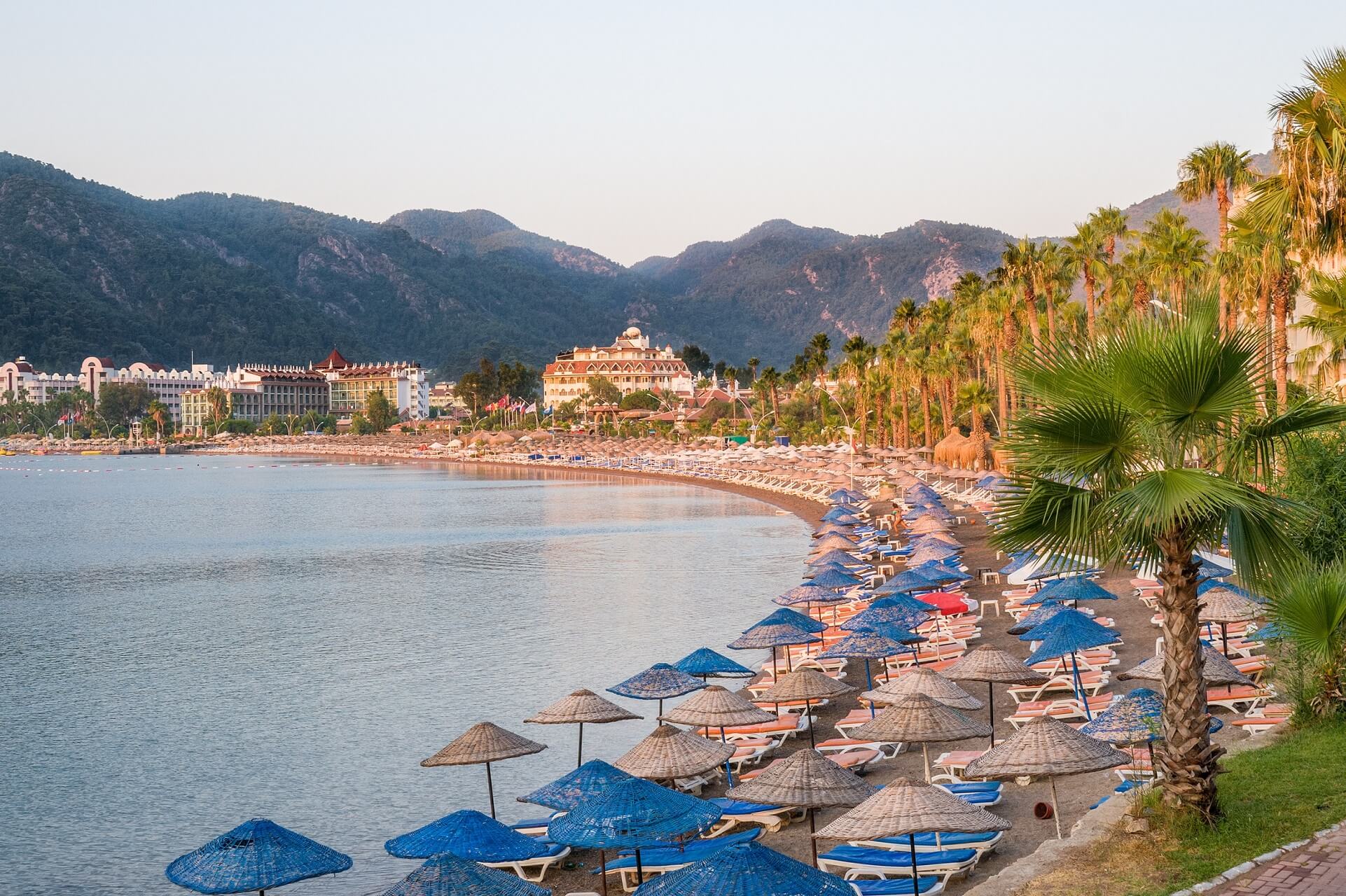 Sonnenschirme und Strandliegen stehen am Strand von Marmaris in der Türkei.