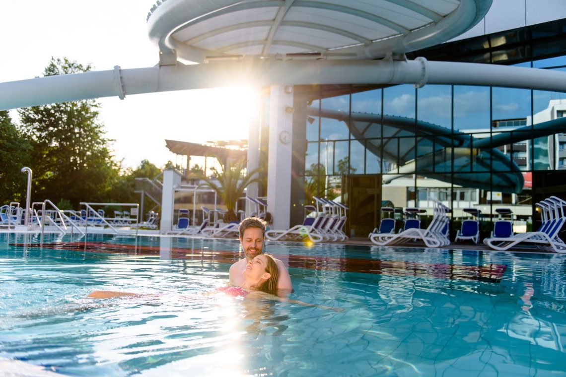Paar schwimmt im Außenbereich der Europa Therme