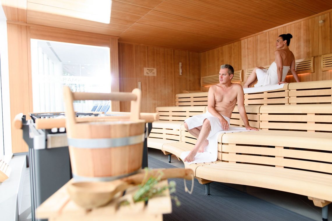Mann und Frau in einer Sauna