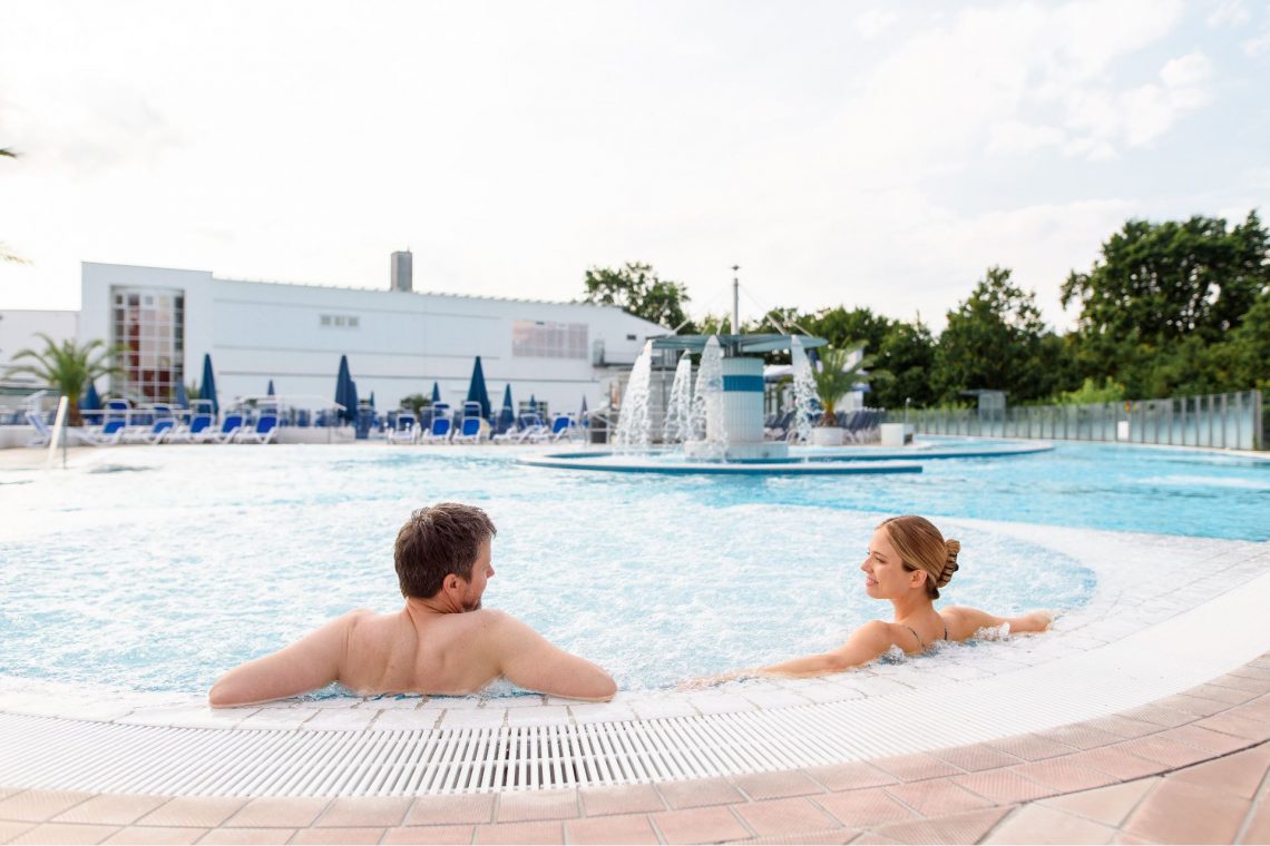 Paar im Außenbecken der Europa Therme