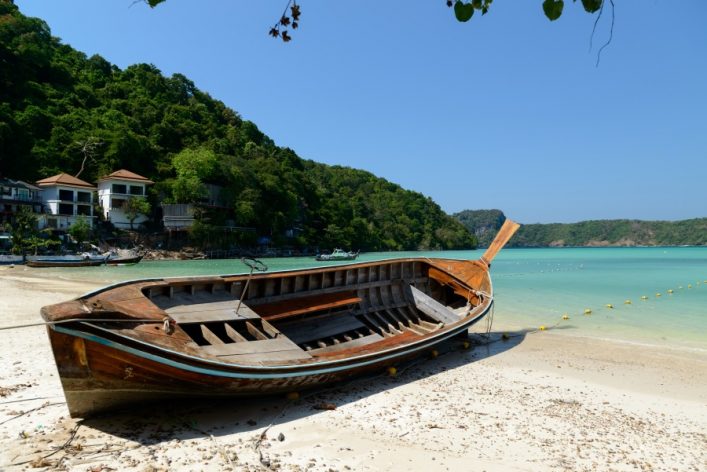 Loh-Dalum-Beach-oder-Loh-Dalum-Bay-Koh-Phi-Phi_shutterstock_1935628687_900x600