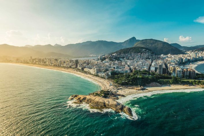 Atemberaubender Blick auf die Halbinsel Arpoador, eingerahmt von den Stränden von Ipanema und Copacabana mit ihren goldenen Sandstränden und vor einer beeindruckenden Bergkulisse.
