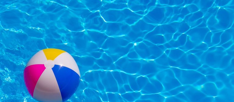 Ball im Pool eines Erlebnisbades