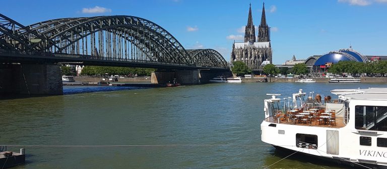 Blick auf den Kölner Dom und die Hohenzollernbrücke