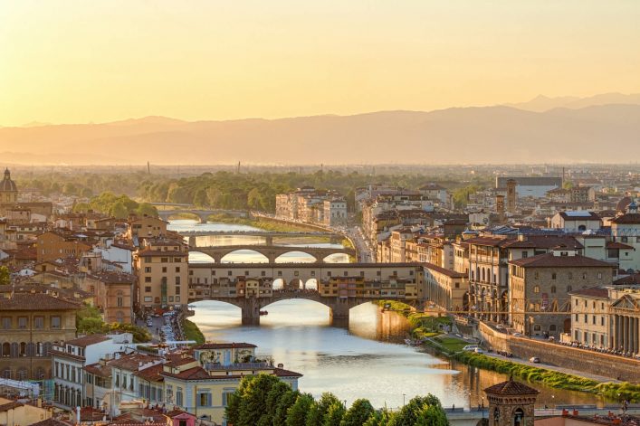Die Ponte Vecchio ist eine der bedeutendsten Florenz Sehenswürdigkeiten