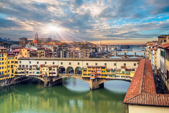 Die Ponte Vecchio ist eine der bedeutendsten Florenz Sehenswürdigkeiten
