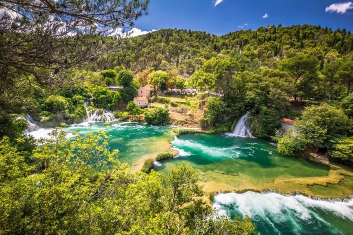 Wasserfaelle-Skradinski-Buk-im-Krka-Nationalpark-in-Kroatien-iStock-1016571812_900x600