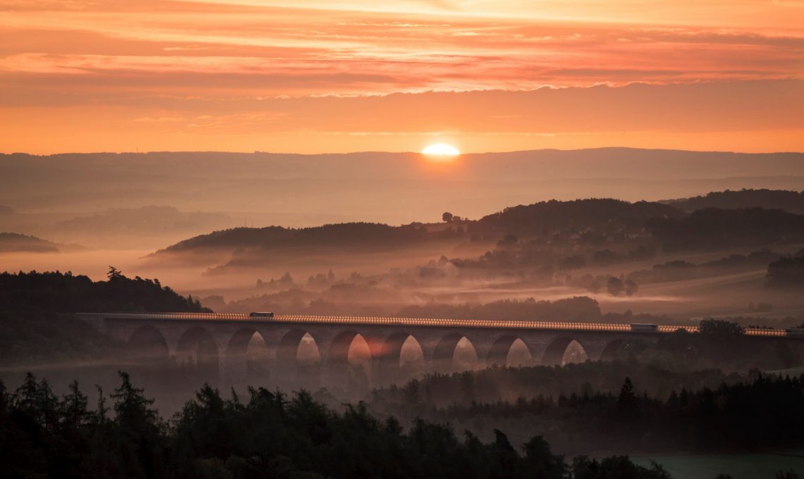 2-Wandern_VPW-Etappe-03-Autobahnbruecke-Pirk-A72_Archiv-TVV_T.-Peisker-1