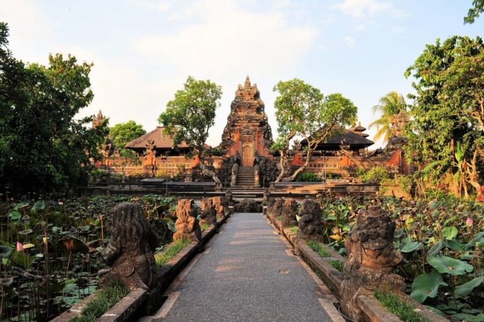 Teiche voller Seerosen säumen den Weg zum Tempel Saraswati in Ubud auf Bali.