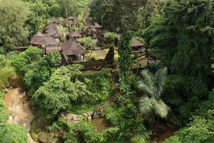 Der Pura Gunung Lebah Tempel liegt mitten im Dschungel in Ubud auf Bali in Indonesien.
