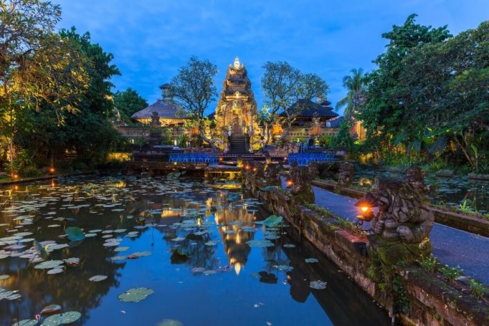 Der Pura Saraswati Tempel am Abend in Ubud auf Bali.