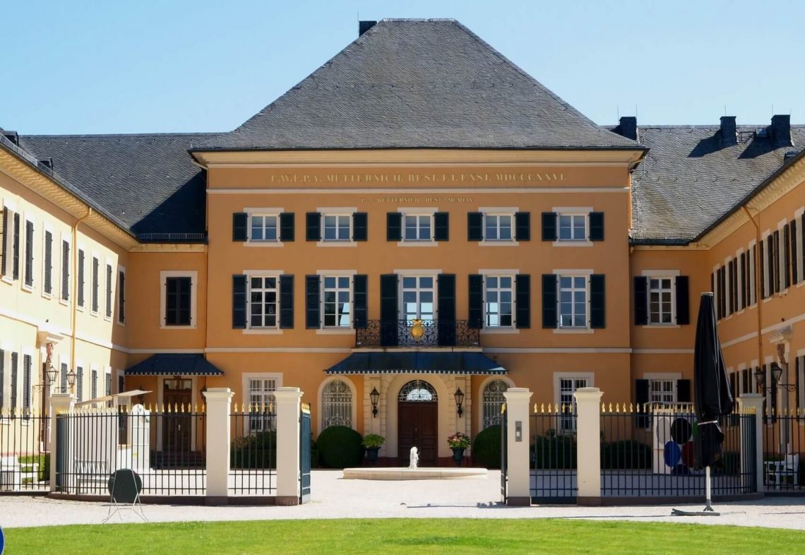 Eingangstor und Fassade vom Schloss Johannisberg im Rheingau.