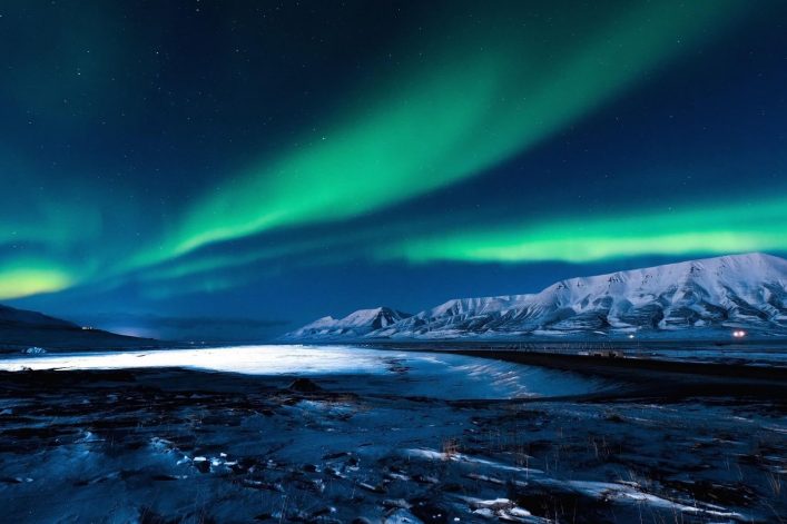 Polarlichter in Spitzbergen, Svalbard, Norwegen.